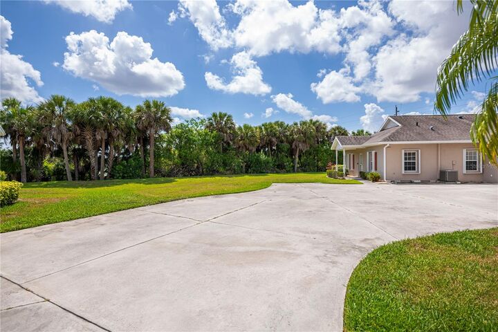 Property Photo:  1445 Red Oak Lane  FL 33948 