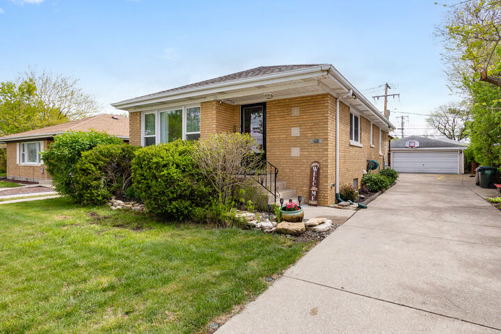 Property Photo: 2711 Maple Avenue IL 60513