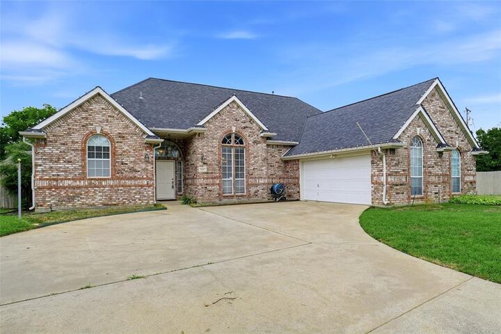 Property Photo:  1620 Oak Creek Drive  TX 76054 