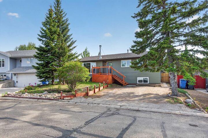 Property Photo:  225 9 Street SE  AB T0M 2A0 