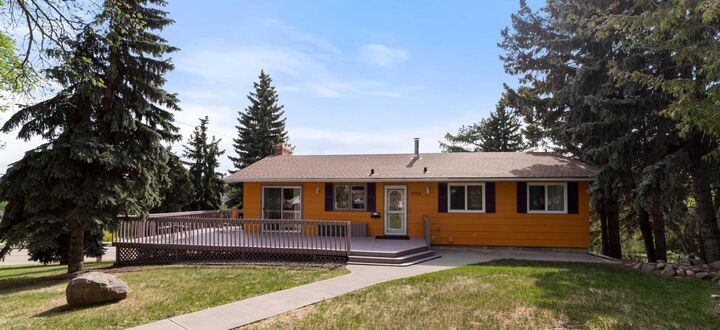Property Photo:  4702 51 Street  AB T4V 1R8 