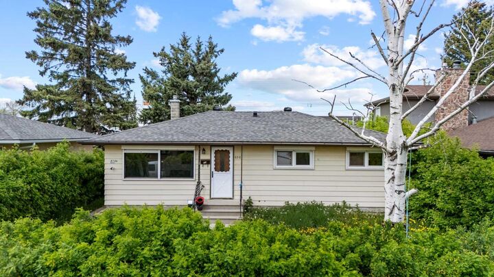 616 34 Avenue NE — photo 1