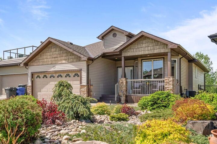 Property Photo:  605 Sunridge Crescent W  AB T1J 0T4 