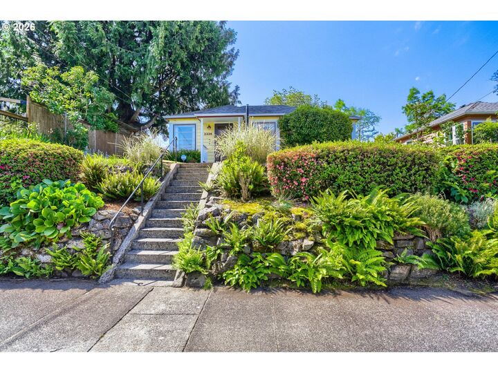Property Photo:  2226 N Sumner St  OR 97217 