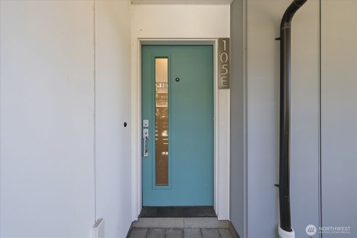 Property Photo:  105 NW 39 Th Street E  WA 98107 