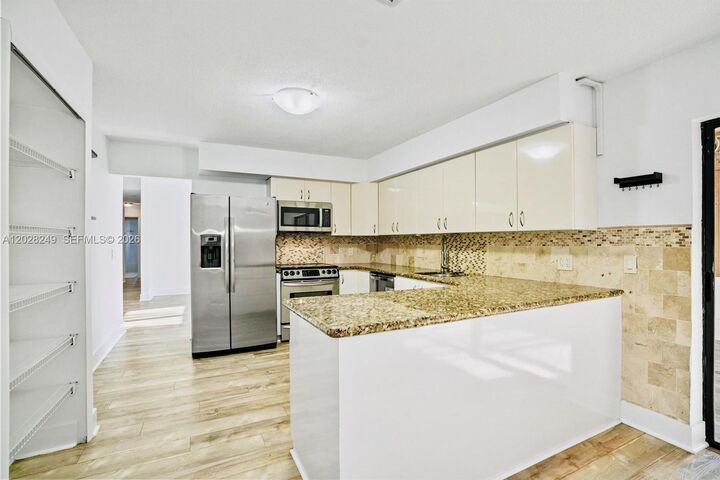 Property Photo:  417 SE 4th St  FL 33004 