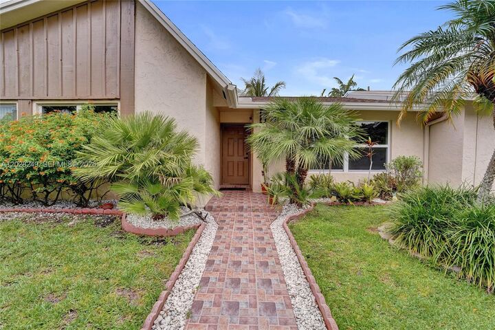Property Photo: 417 SE 4th St FL 33004