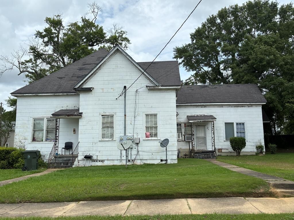 Property Photo:  300 N Lena St  AL 36303 
