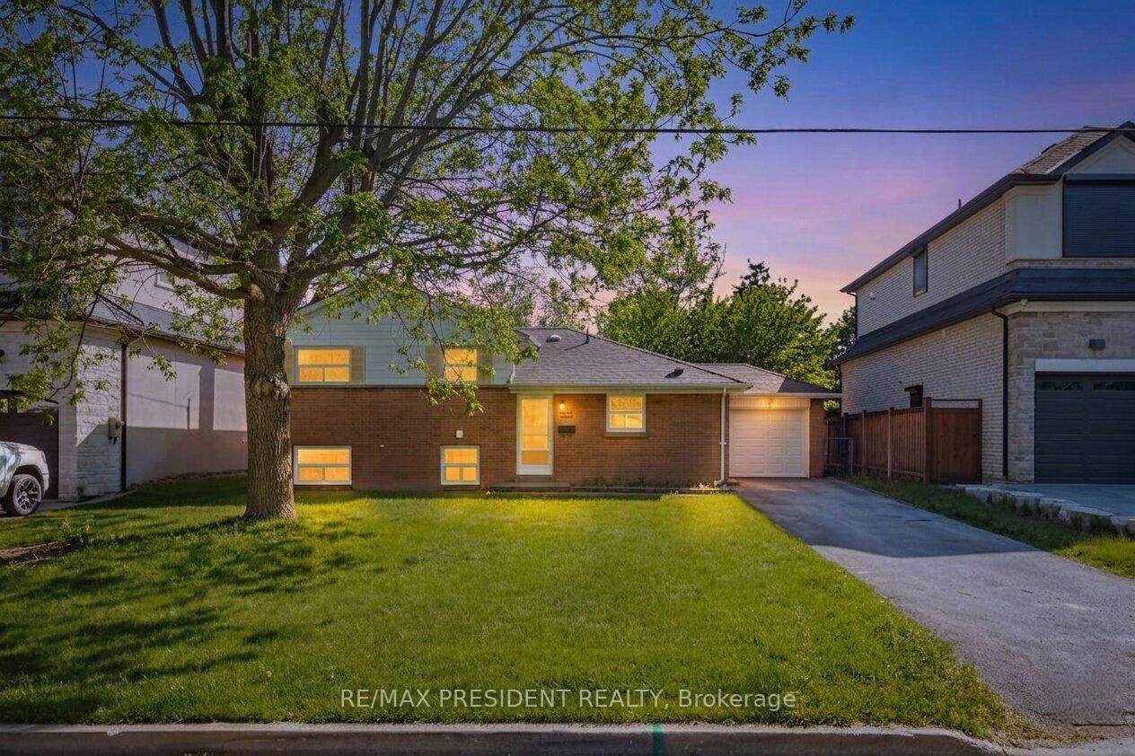 Property Photo: 2420 Edenhurst Drive ON L5A 2K9