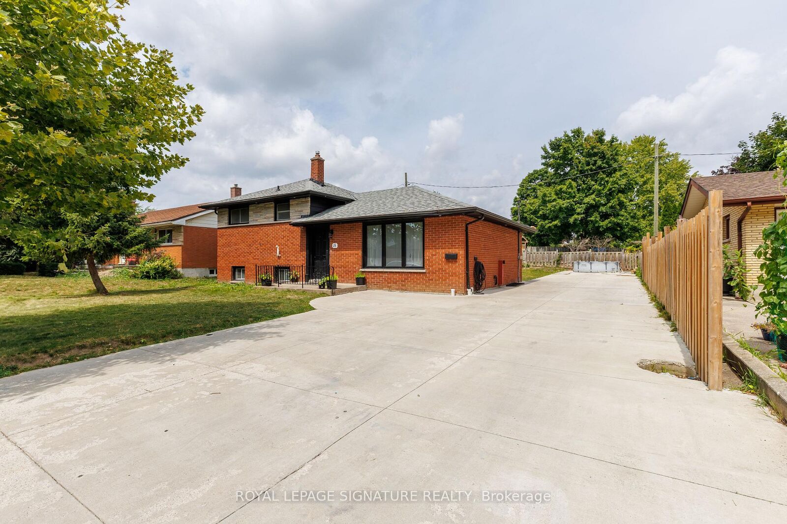 Property Photo: 18 Silverdale Crescent ON N5Z 4A4