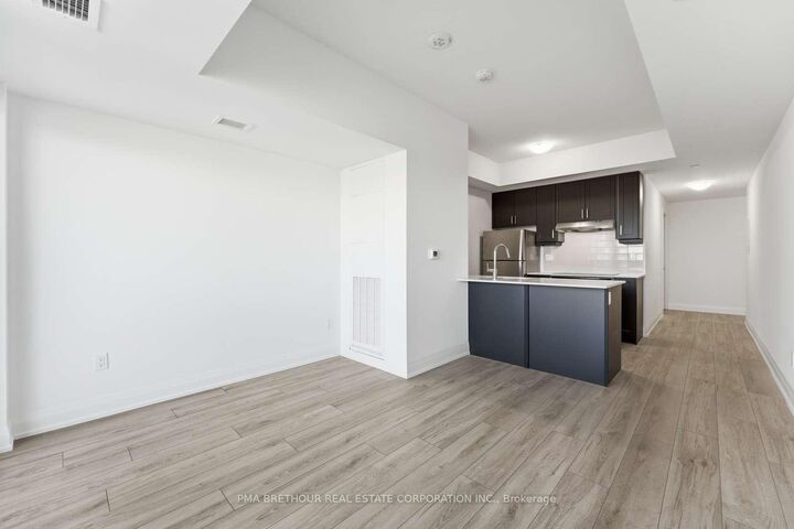 Property Photo: 1035 Southdown Road 1812 ON L5J 0A2
