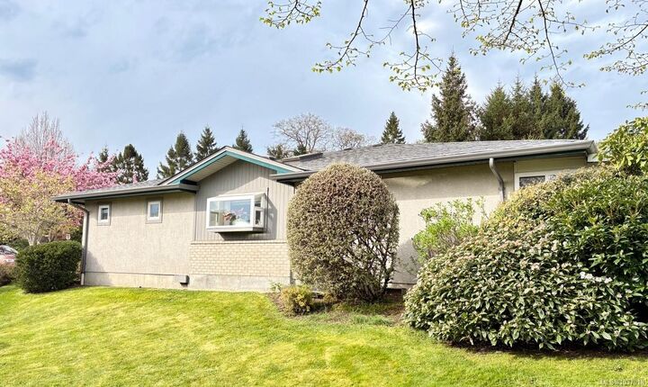 Property Photo: 1473 Garnet Rd #14 BC V8P 5T5