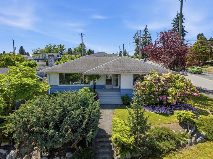 Property Photo:  937 Chestnut Street  BC V3L 4N4 