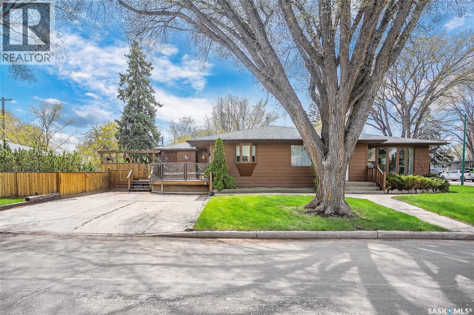 Property Photo:  444 Q Avenue N  SK S7L 2Y1 