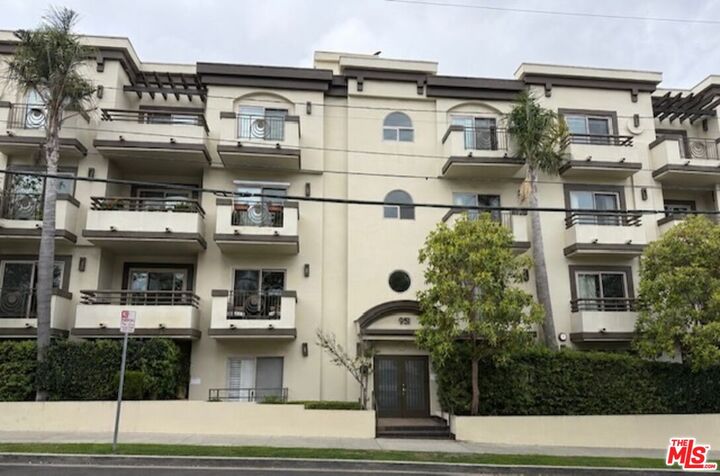 Property Photo:  951 Granville Ave  CA 90049 