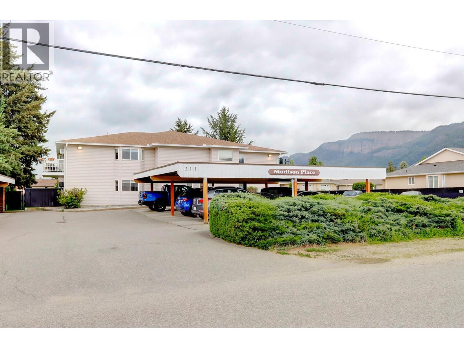 Property Photo: 211 Kildonan Avenue 212 BC V0E 1V2