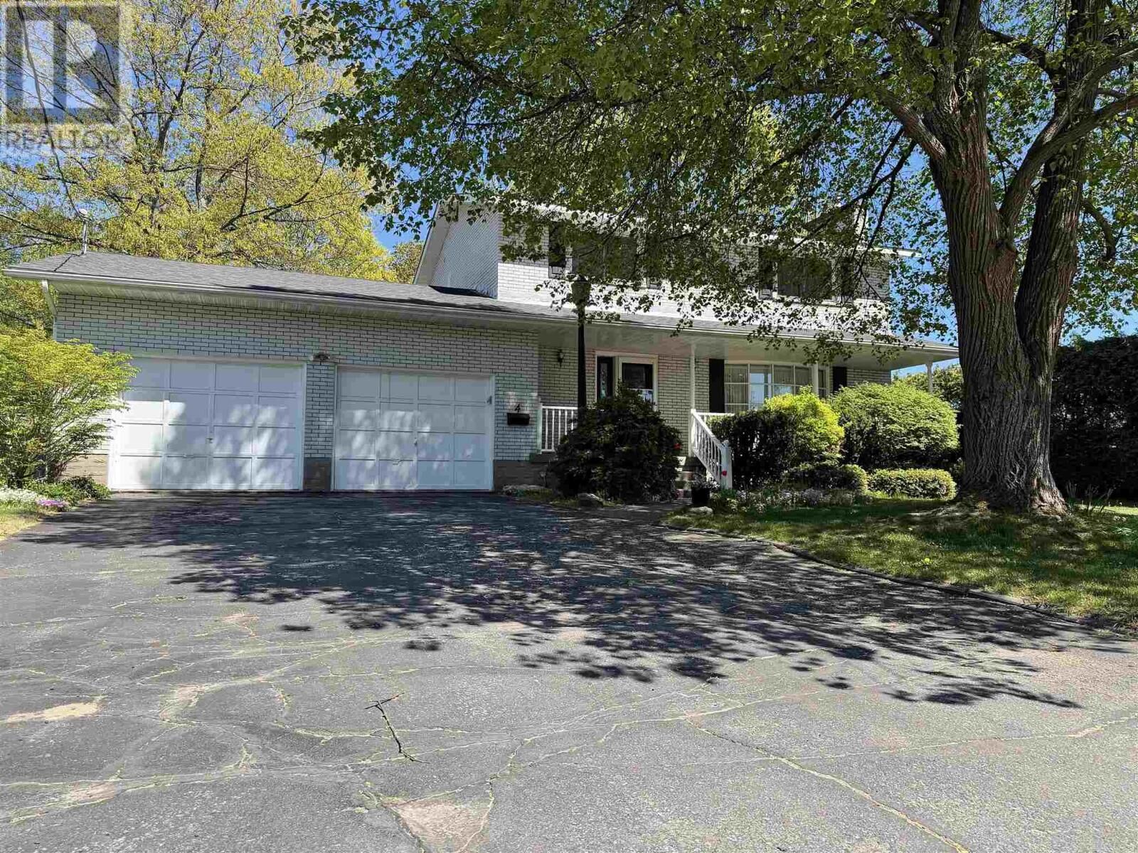 Property Photo: 4 Silver Birch Dr ON P6A 5S1