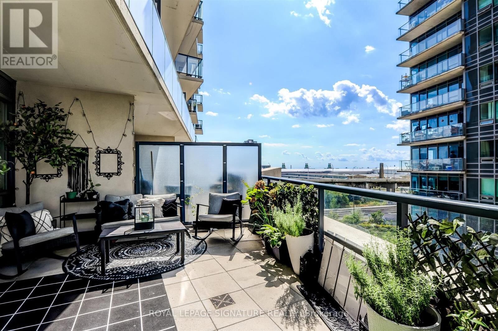 Property Photo: 51 East Liberty Street 517 ON M6K 3P8