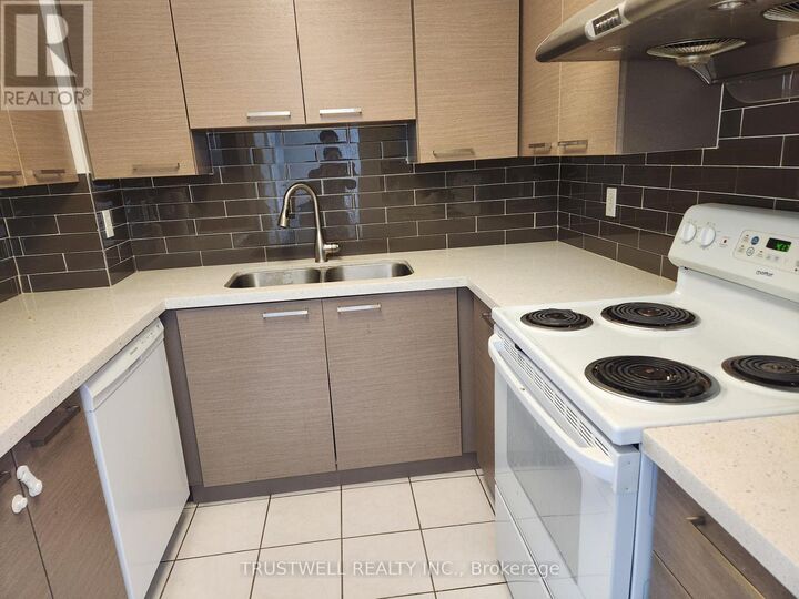 Property Photo: 28 Empress Avenue 1015 ON M2N 6Z7