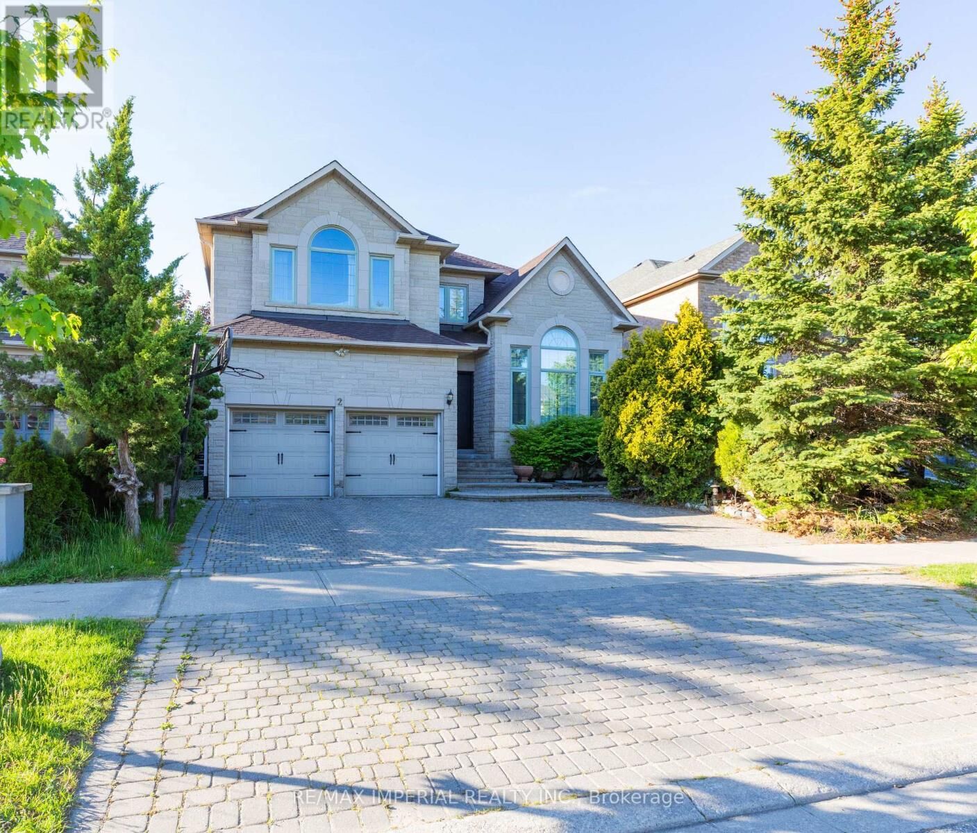 Property Photo:  2 Farnham Drive  ON L4B 4B4 