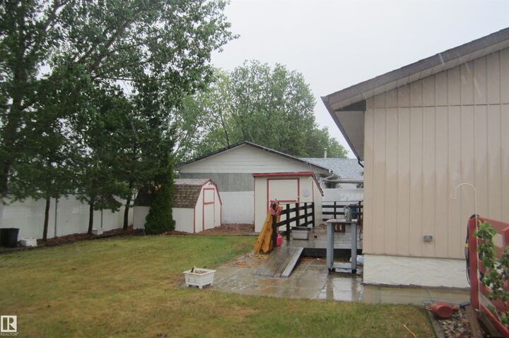Property Photo: 3814 37 Avenue AB T9E 6G2