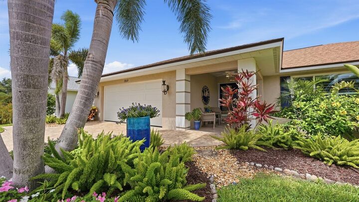 Property Photo: 1929 Pebble Beach Court FL 34293