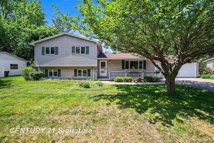 Property Photo:  4403 Robinhood Terrace  MI 48642 