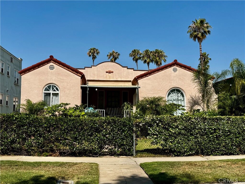 Property Photo:  1553 N Commonwealth  CA 90027 