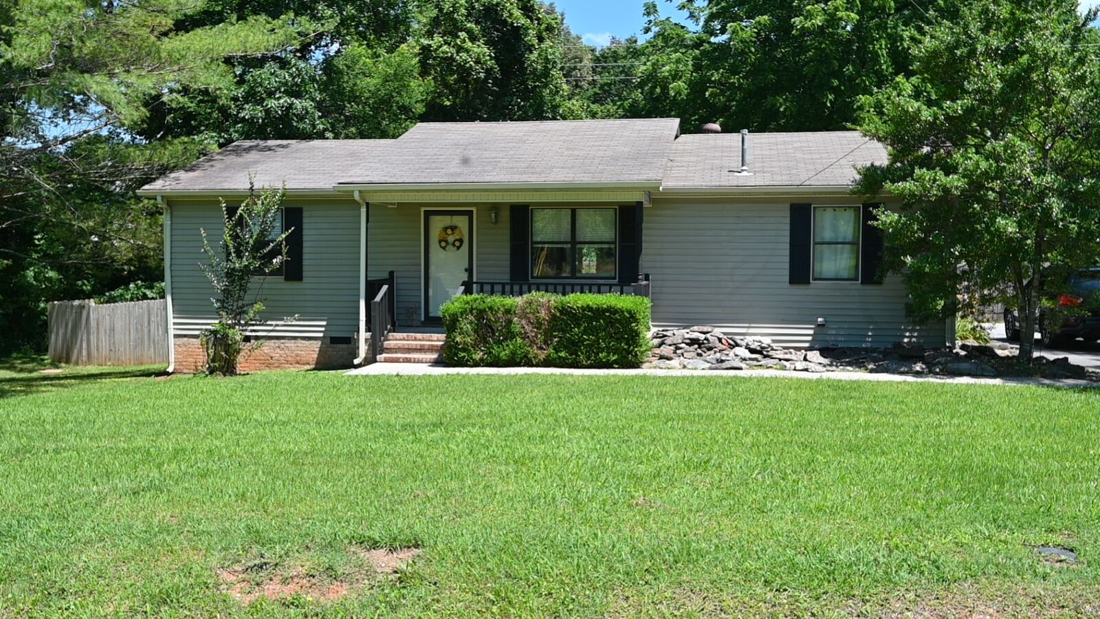 Property Photo: 200 Vinewood Rd TN 37110