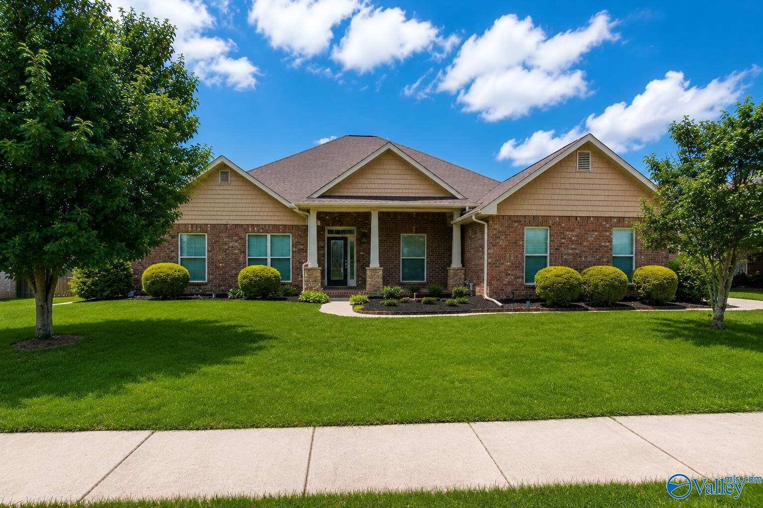 Property Photo:  220 Maplebrook Drive  AL 35756 
