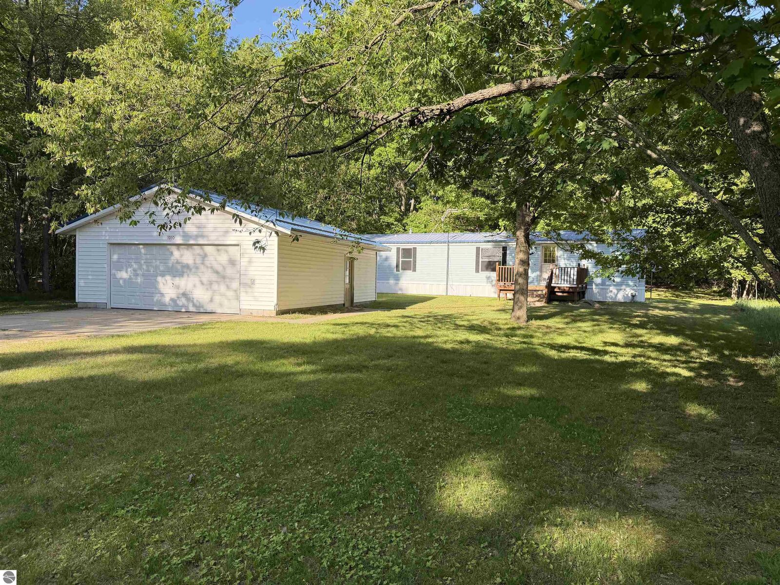 Property Photo:  1010 Siesta Lane  MI 48893 