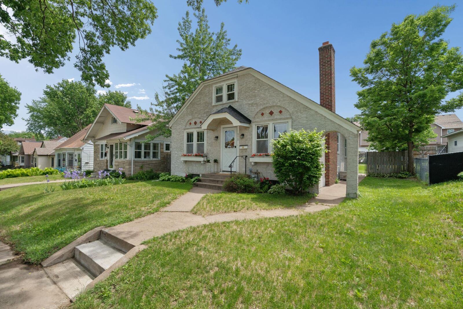 Property Photo:  950 Hawthorne Avenue E  MN 55106 