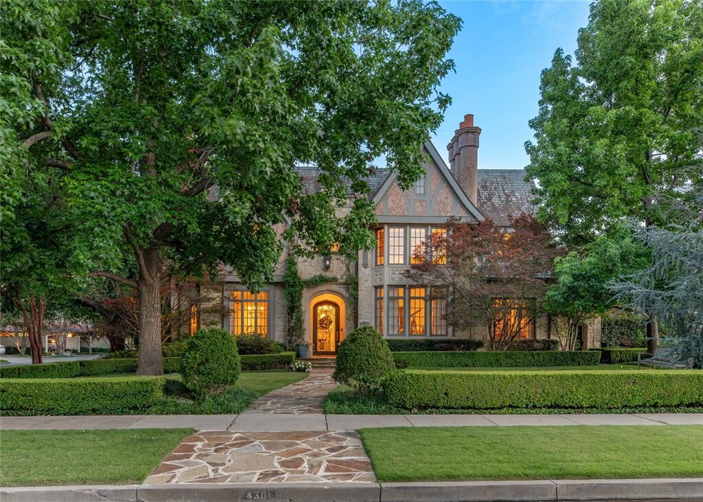 Property Photo: 4301 Belclaire Avenue TX 75205