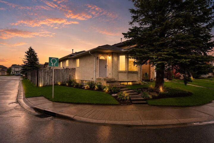133 Martinglen Way NE — photo 1