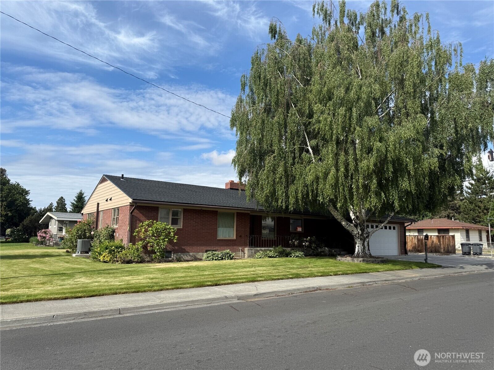 Property Photo: 608 W Division WA 98823
