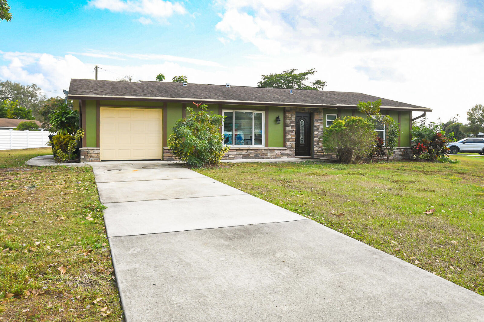 Property Photo: 610 NW Marion Avenue FL 34983