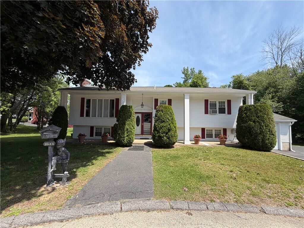 Property Photo:  6 Balsam Court  RI 02919 