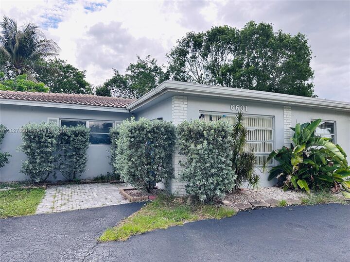 Property Photo:  6631 NW 84th St  FL 33321 