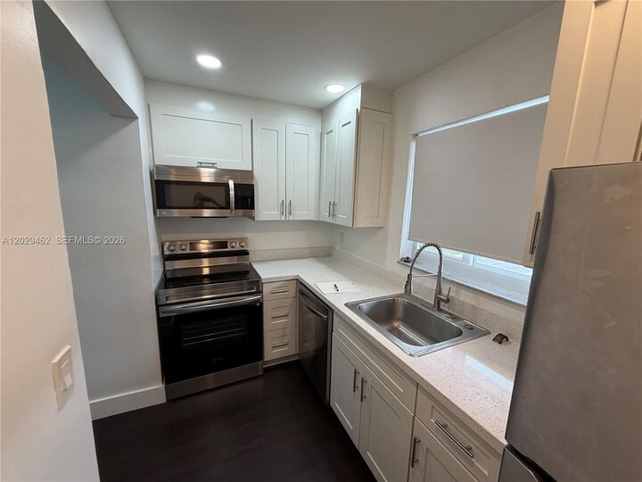 Property Photo:  4850 SW 26th Ave 4  FL 33312 
