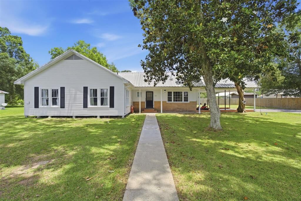 Property Photo: 1006 S Adams Street S LA 70591