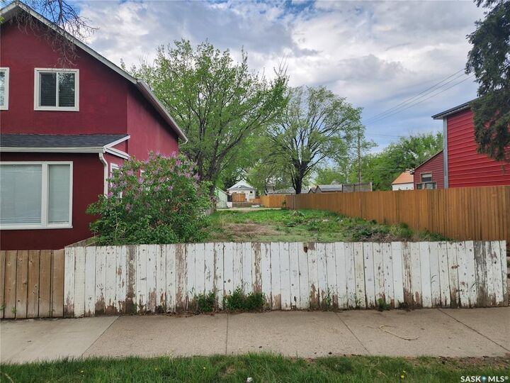 Property Photo:  403 H Avenue S  SK S7M 1W6 