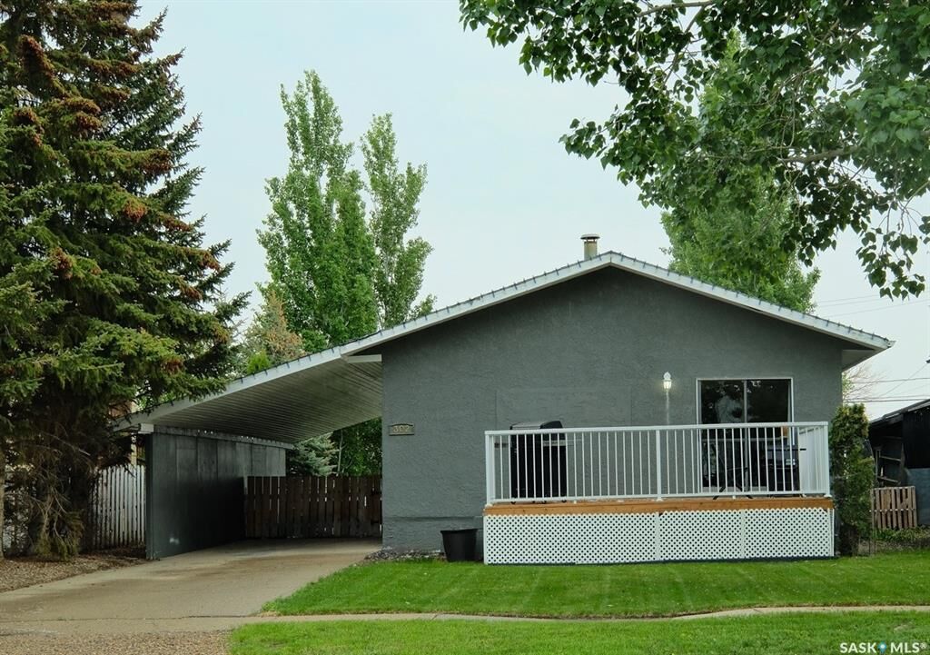 Property Photo:  302 7th Street E  SK S0L 2V0 