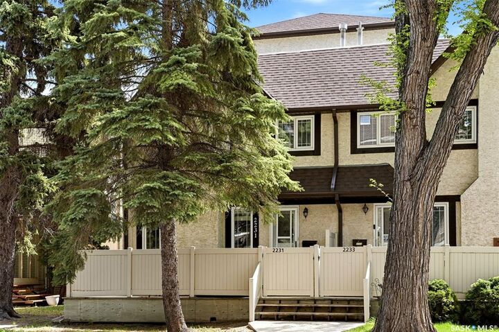 2231 McIntyre Street — photo 1