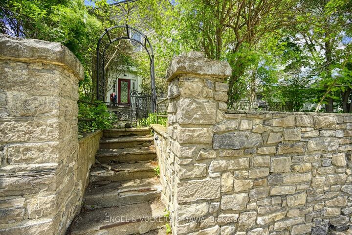 716 King Street W — photo 1
