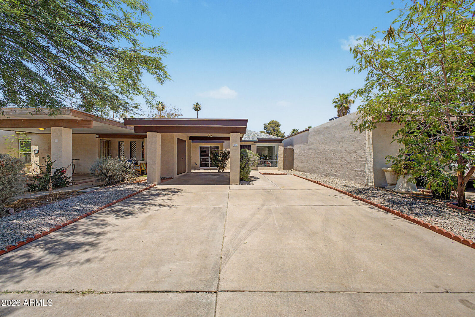 Property Photo:  564 E Royal Palms Drive  AZ 85203 
