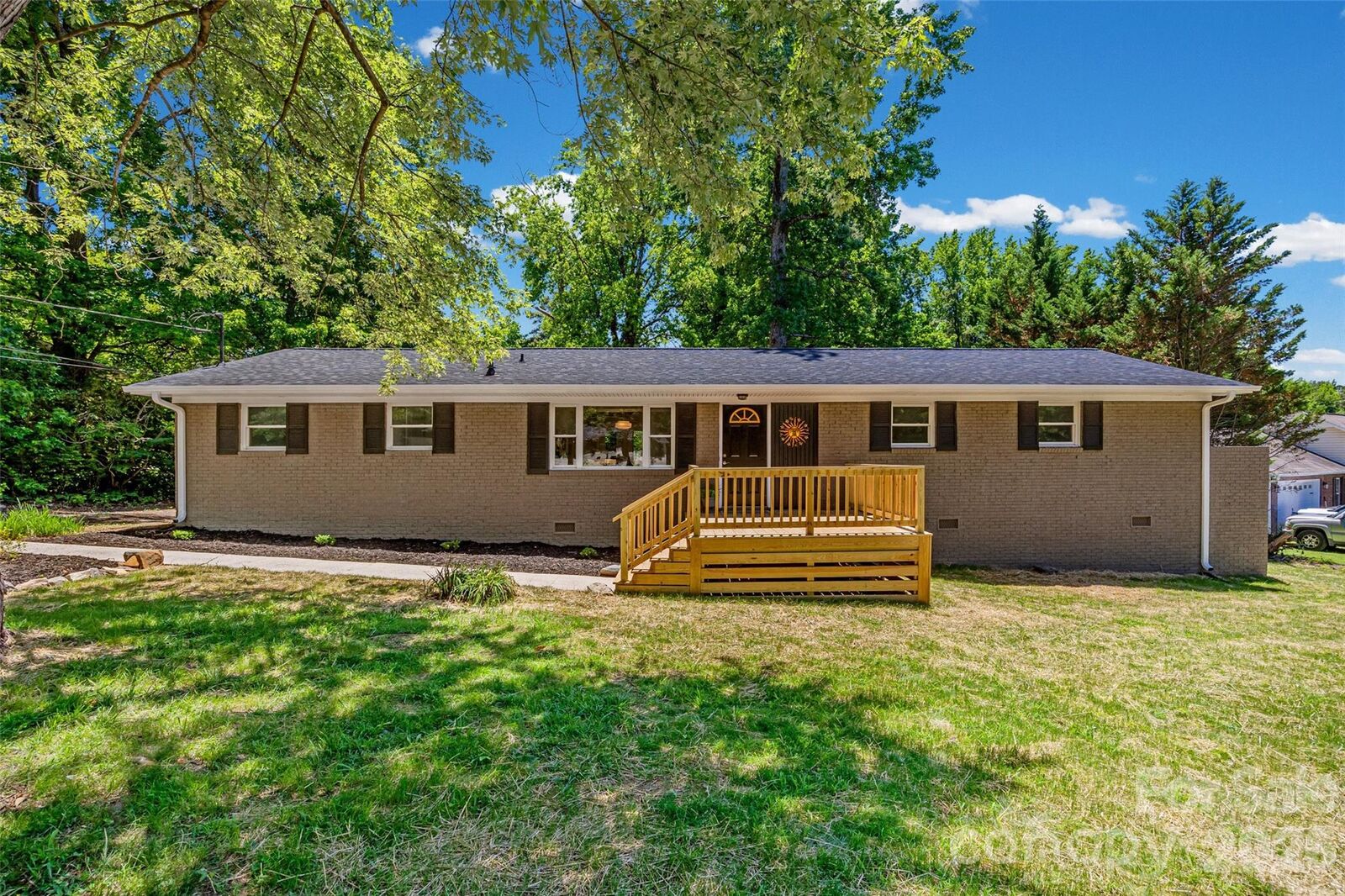 Property Photo: 2111 Shalimar Drive NC 28216
