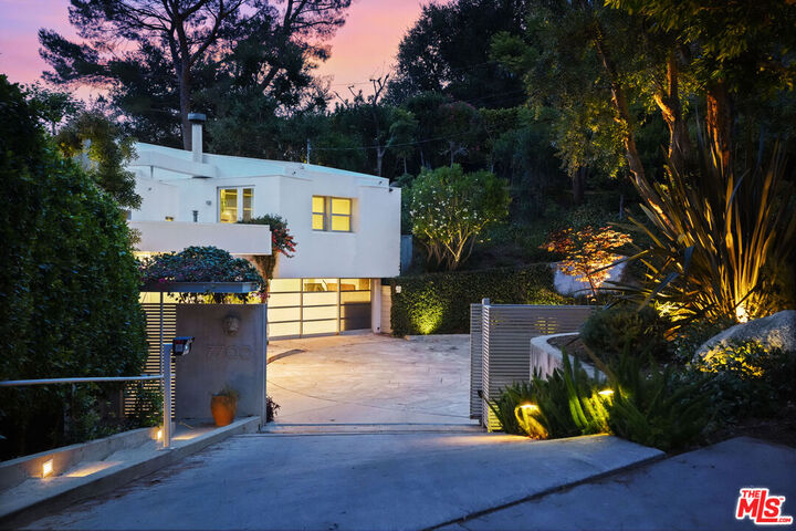 Property Photo:  7700 Willow Glen Rd  CA 90046 