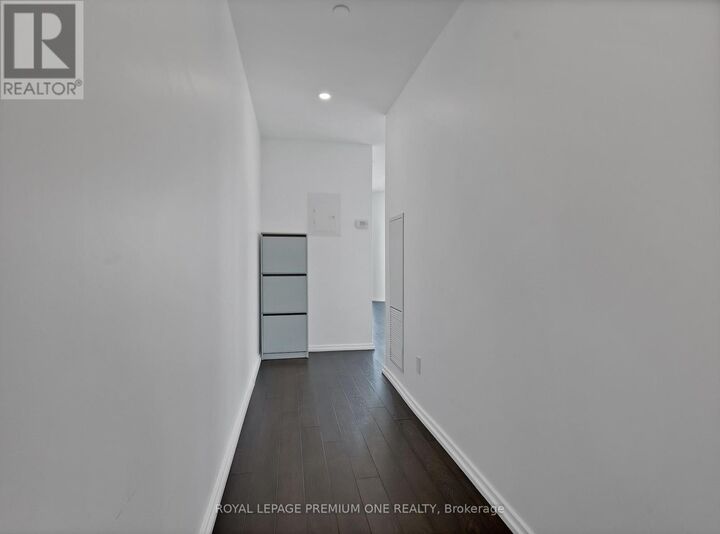 Property Photo:  197 Yonge Street 1412  ON M5B 1M4 