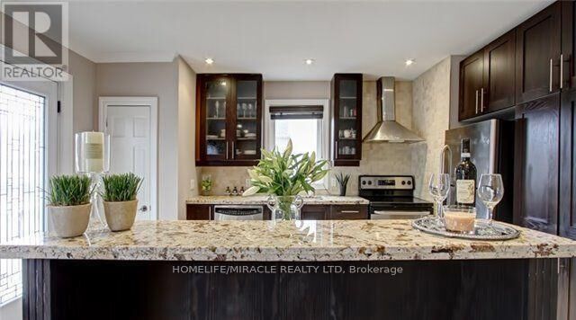 Property Photo:  1058 Alexandra Avenue West Upper  ON L5E 1Z8 