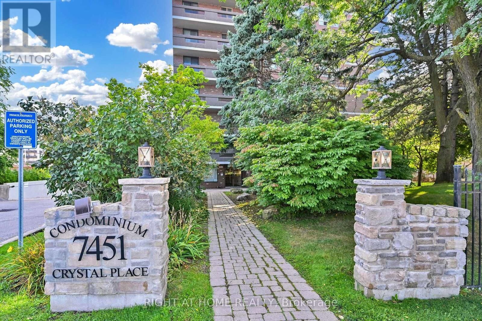 Property Photo:  7451 Yonge Street East 704  ON L3T 2B4 